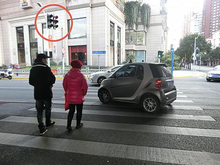 上海では車道側のこの信号（左の赤丸部分）も見る必要があります