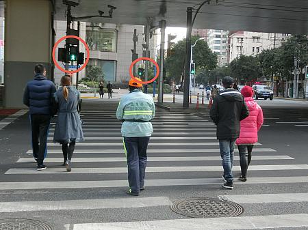 日本では、横断歩道の信号（正面の赤い丸の部分）だけを見ればいいのですが、