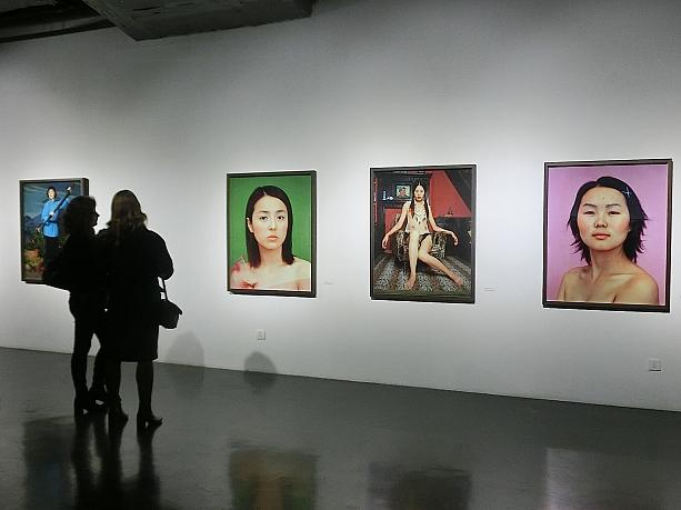 女性写真家が見た、2002年の上海と上海にいた人たちのポートレート展が「外灘3号」のギャラリーで開催中
