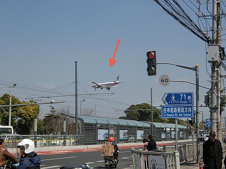 呉宝路駅のすぐ上を着陸間近の飛行機が飛んで行きます