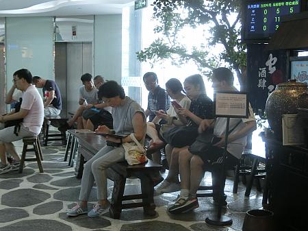 行列店に並ぶ際、整理券をもらうのにもスマホと微信は必須。日本人と違って、どの世代でも「スマホ使わない派」「SNS使わない派」がほとんどいない上海。この辺も観察してみて