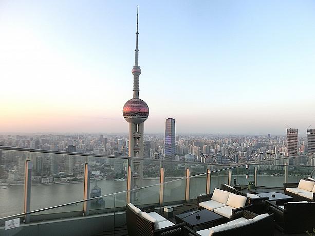 リッツ・カールトン浦東上海58階のバー「フレア」にて。絶景です