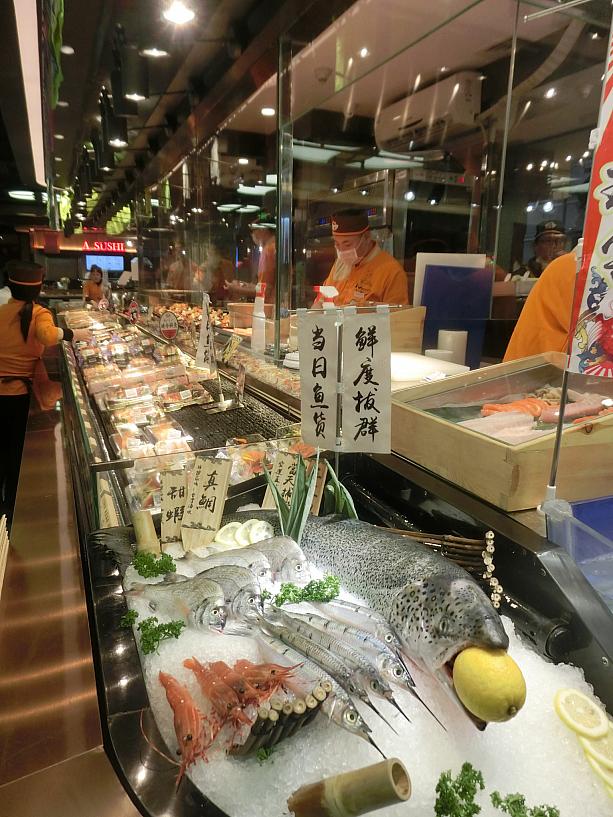 日本のお惣菜がずらりと並ぶデリや、