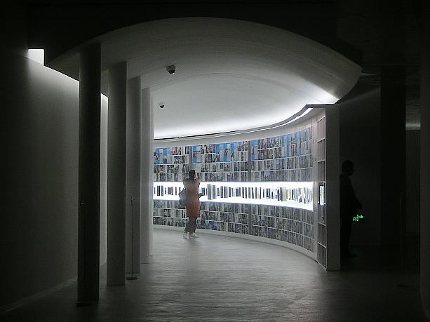 上の階の「明珠美術館」では、設計を手がけた安藤忠雄の展覧会が開催中