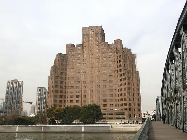 西側にある上海大厦（ブロードウェイ・マンションホテル）はまだまだ営業中です