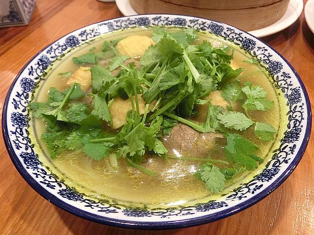 「籠伝小館」の咖喱牛肉粉絲湯（春雨カレースープ）はパクチーたっぷり