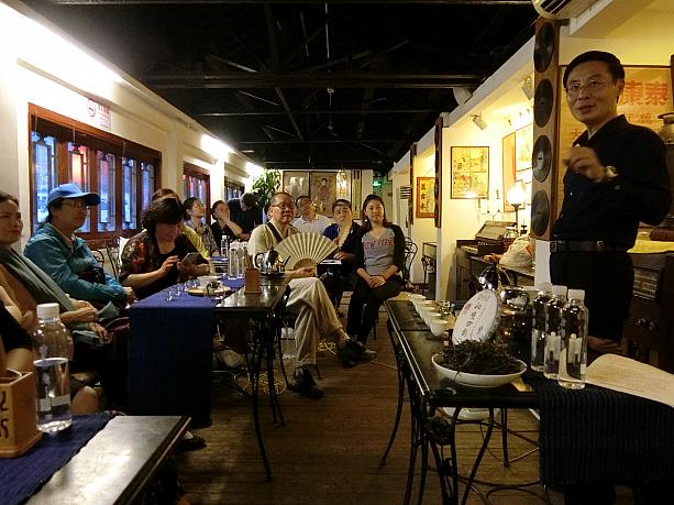 参加者は全員上海人。黄浦区茶文化協会が「老上海茶館」で定期的に開催しているそう。お土産付きで参加費無料なのです（ただし要高度な中国語力）