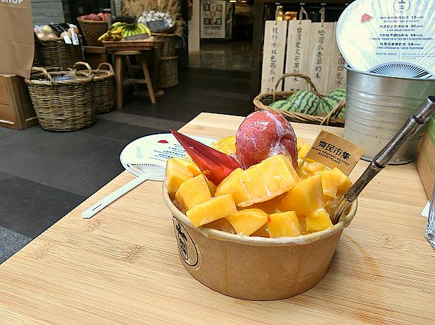 お勧めはマンゴーたっぷりの「台湾愛文芒果刨冰」（38元）。通りがかるたびに立ち寄ってしまうかも……