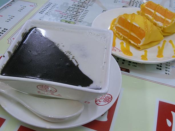左は黒ごまとアーモンドミルク（ヘルシー!）、右はマンゴーの果肉入りの香港式クレープです