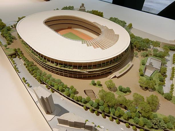 東京オリンピックのスタジアム模型。どんなのが完成するのかあまり知らなかったので、じっくり見てしまいました