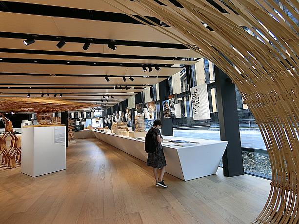 11月30日まで、この建物をデザインした日本人建築家・隈研吾氏の展覧会を開催中