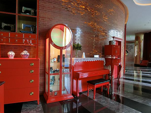 フロントはレトロ。赤いアップライトピアノがあったりする遊び心はインディゴならでは