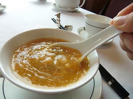 フカヒレスープは上海蟹の味噌を加えるのが上海流