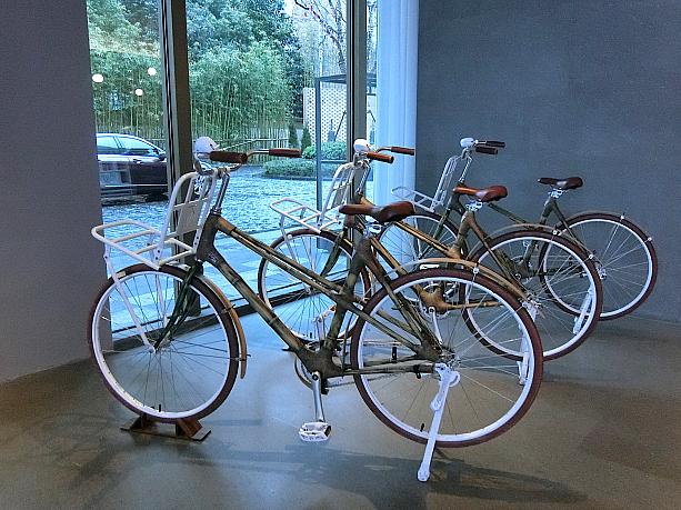 ロビーに置いてある竹製自転車で、サイクルツアーも開催しているそう
