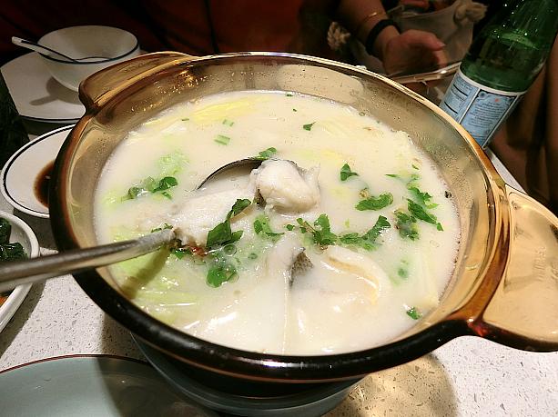 海鮮の自然な風味を生かした、やさしい味わいの料理が揃います。ダシで白濁した魚のスープ、おいしい〜