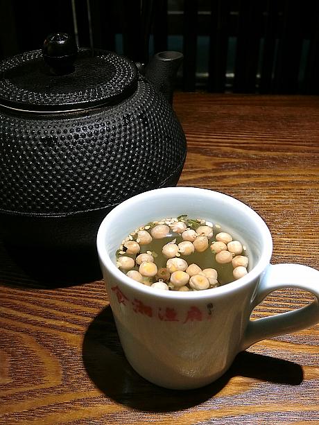 ちょっぴり塩の聞いた大豆生姜茶が湖南料理によく合います