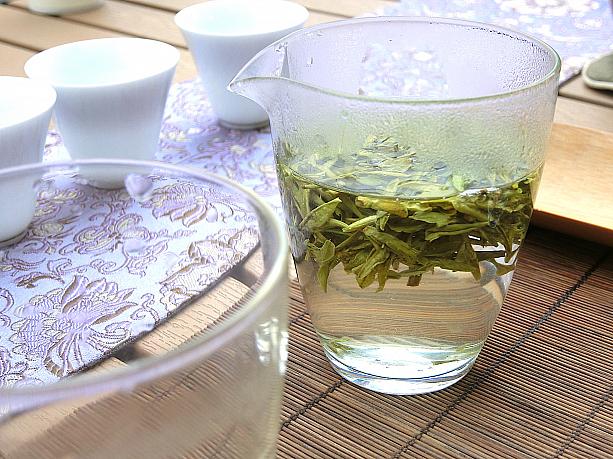 龍井茶の新茶が出まわる季節。新芽のいちばんおいしいお茶が飲める季節です