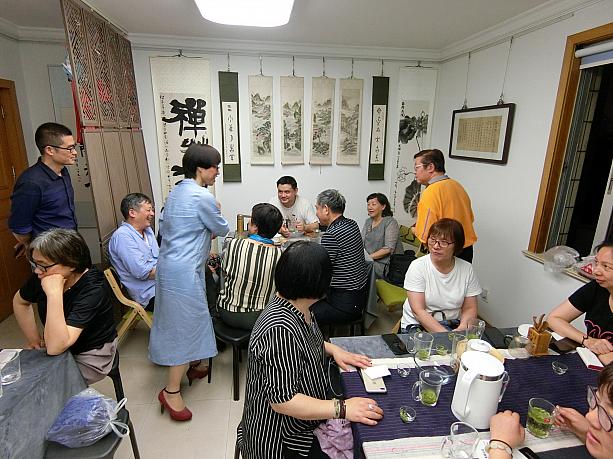 黄浦区茶文化協会にて。区が地元の人向けに開催している無料のお茶教室に参加してみました。みんなでわいわい飲み比べ。外国人の参加者はナビ一人でした……
