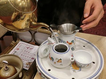 レトロな茶器で店員さんがお茶を入れてくれる!
