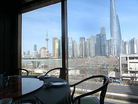 窓の外には「これぞ上海!」な風景が
