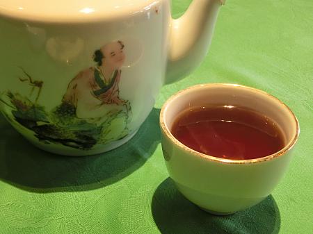 お茶の種類、おいしさも人気店の条件。ナビは濃いめのプーアール茶が好みです。お茶代は8〜15元前後