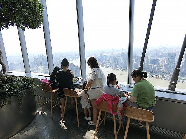 先月オープンした「朶雲書院」です。場所は上海トップの高層ビル「上海中心大廈」の52階