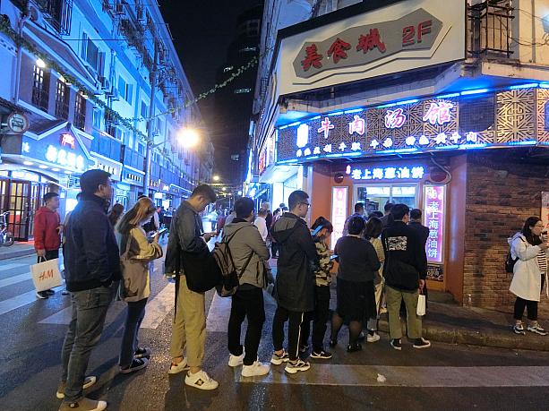 上海人のソウルフード、葱油餅のお店。焼きたて熱々を求めて並んでます