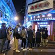 上海人のソウルフード、葱油餅のお店。焼きたて熱々を求めて並んでます