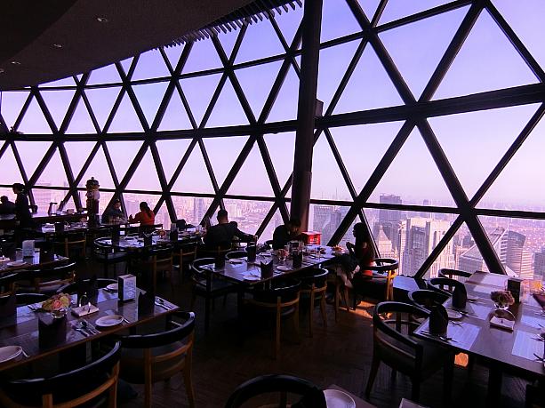 テレビ塔「東方明珠塔」の上から二つ目の球体内にあるレストランです
