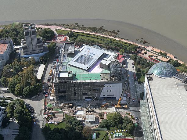 真下に見える工事現場は2021年オープンの「浦東美術館」。建築家はジャン・ヌーヴェル