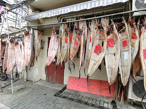 春節用品の一つ。日本で言えば荒巻鮭でしょうか。赤い紙には注文者の名前が書いてあります