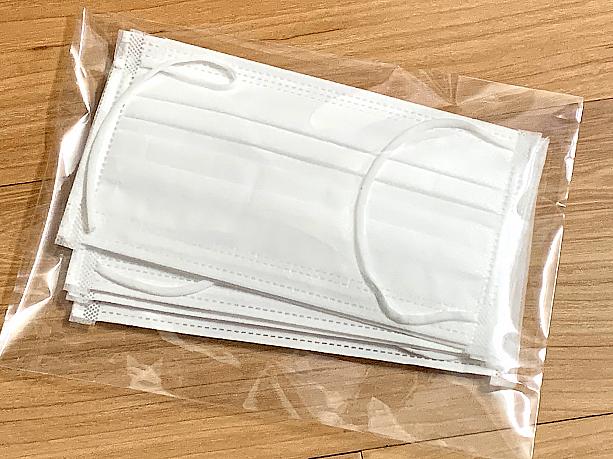 入手できました♪　5枚入りで6.6元（約105円。一世帯に1セットずつ）でした。現金での支払いもOKです。「入力しても処理されない」「入力の仕方がわからない」「居委から連絡がない」などの場合は、空いている時間帯に直接最寄りの薬局へ（パスポート、住所などのメモも持参）。入力など店員さんに手伝ってもらいましょう。最寄りの薬局の公式微信もフォローしておくと安心です。在住外国人向けに英語での対応を行っている店舗もあります