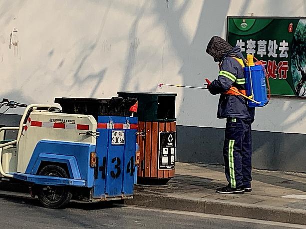 路上のゴミ箱などは随時消毒されている模様。清掃員、配達員、店員さんなど、普段街で見かける人たちがとてもありがたい存在に思えます