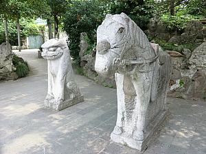 動物の石像