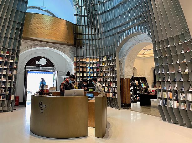 実は年末年始にいろいろなお店がオープンしていた上海。セレクト書店「思南書局・詩歌店」は注目店の一つです