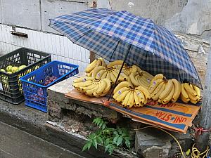 雨の日のバナナ屋さん