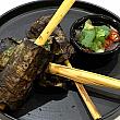 ナビのお勧めは、香草の香りが効いたエビのすり身を葉っぱで包んで焼いた「咖喱醤蝦餅烤卷」