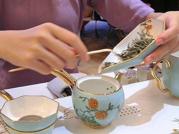 上海のお茶好きの間で数年前からブームの白茶。特に福建省の福鼎のものが有名です
