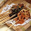 トウガラシをたっぷりまぶして食べる「串串」も人気