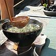 急須ではなく、鉢に茶葉とお湯を入れて、竹のおたま（?）でお茶を注ぐのが伝統的な作法だそう