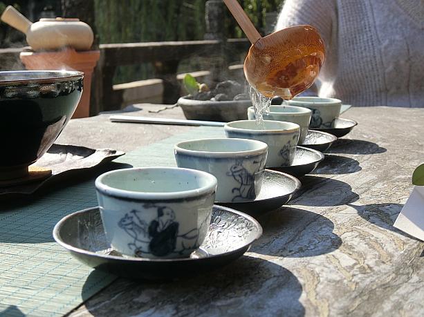 湯呑みは清代に作られた骨董品で。茶葉は人工栽培ではなく野山に自生したものを自分で焙煎しているそう。贅沢なお茶会でした