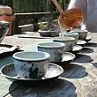 湯呑みは清代に作られた骨董品で。茶葉は人工栽培ではなく野山に自生したものを自分で焙煎しているそう。贅沢なお茶会でした