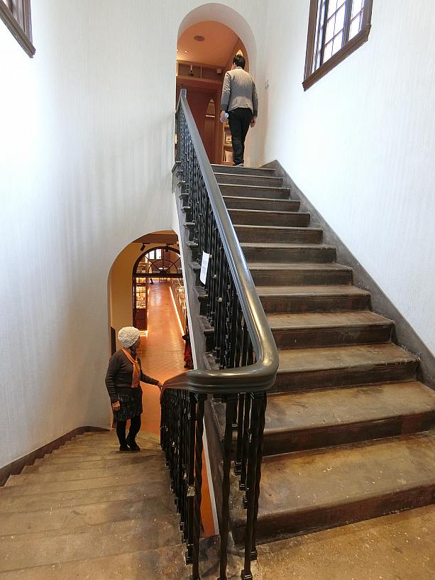 二階への階段はこんな感じ。多分、手すりや床は当時のままですね