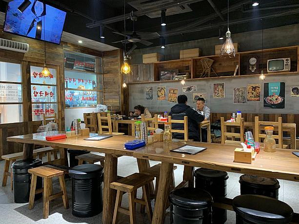 場所は「井亭天地」2階の「阿姨湯飯麺館」。素朴でローカルで、韓国語が飛び交うお勧め店です