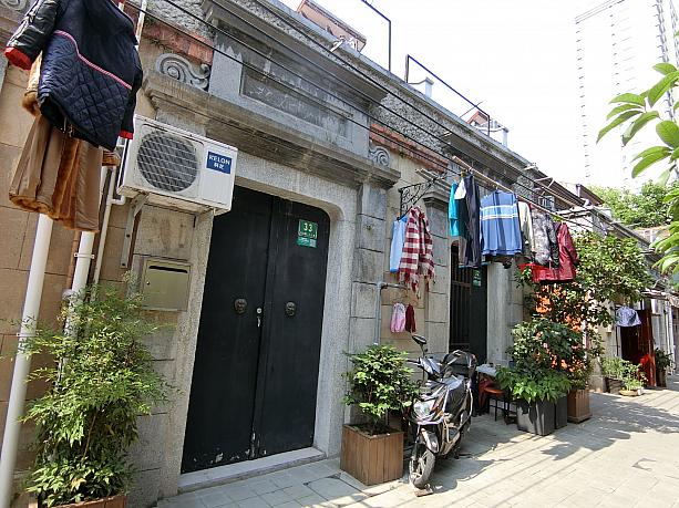 「新天地」のすぐ横、「馬当路278弄」の住宅地内には、上海らしい建築様式の石庫門住宅が。今も普通に人が住んでいます。奇跡的に開発を免れ中