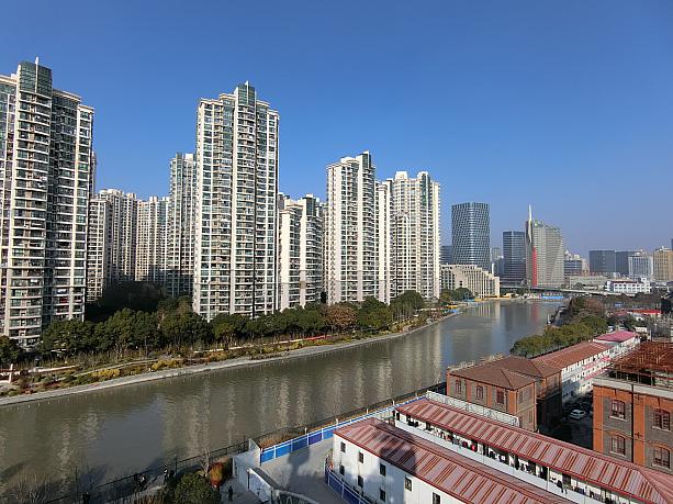 屋上から見た蘇州河の眺め。次回は夜に来てみようかな