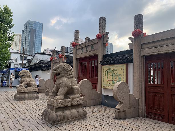 「文廟」は既に閉鎖されています。この裏にある「孔乙己酒家」は営業していました。上海らしい下町風景を目に焼き付けておきたい方はお早めに