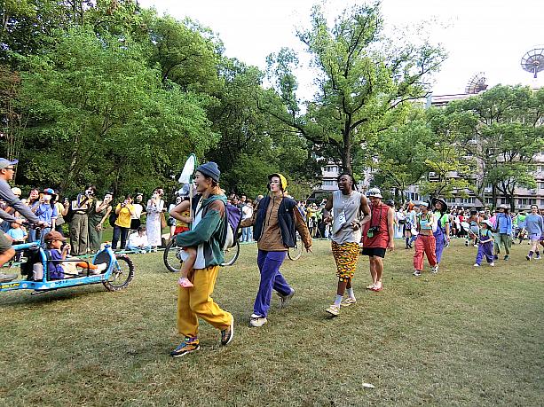 上海のスポーツ・アウトドアブランド「An Ko Rau」が２０２３春夏コレクションのショーを開催。コロンビアサークル内の老房子「孫科别墅」の庭園に、ピクニックみたいなランウェイが