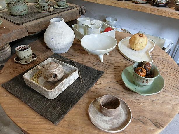 高級品や骨董のイメージは一新したほうがいいかも。景徳鎮の陶磁器はこんなふうに進化しています。土産物店ではなく、気になる作家の工房兼店舗を探してお気に入りを見つけてみて。