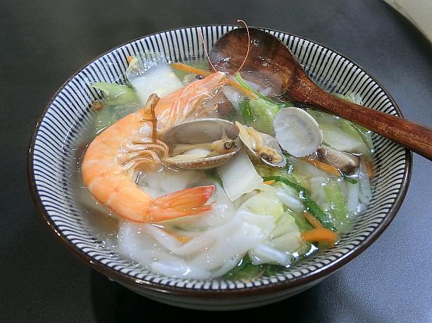 鍋辺、初めて食べました。海鮮と野菜のスープに、薄くて平たい米粉の麺が入っています